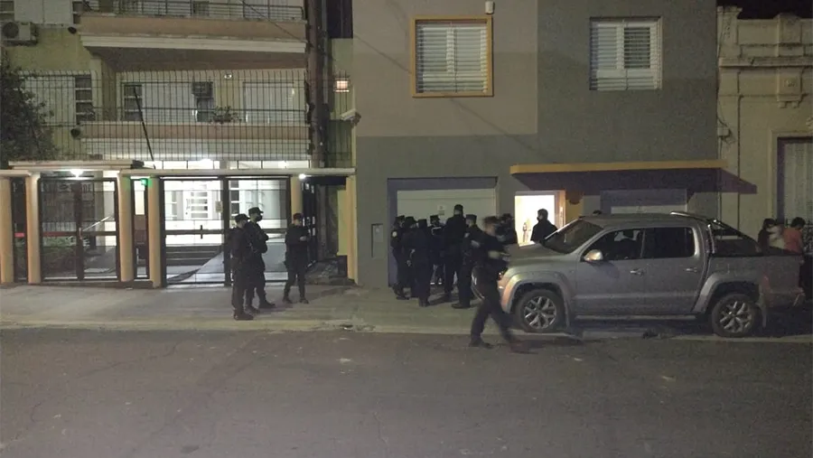 En Paraná se desarticuló una fiesta clandestina y como propietaria no quiso suspender el encuentro, se ordenó su allanamiento. En Paraná se desarticuló una fiesta clandestina y como propietaria no quiso suspender el encuentro, se ordenó su allanamiento.