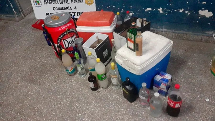 En algunos casos, al desarticular las reuniones no habilitadas por razones sanitarias, se secuestraron bebidas alcohólicas, se demoró a una persona y se notificaron a casi cien personas. En algunos casos, al desarticular las reuniones no habilitadas por razones sanitarias, se secuestraron bebidas alcohólicas, se demoró a una persona y se notificaron a casi cien personas.