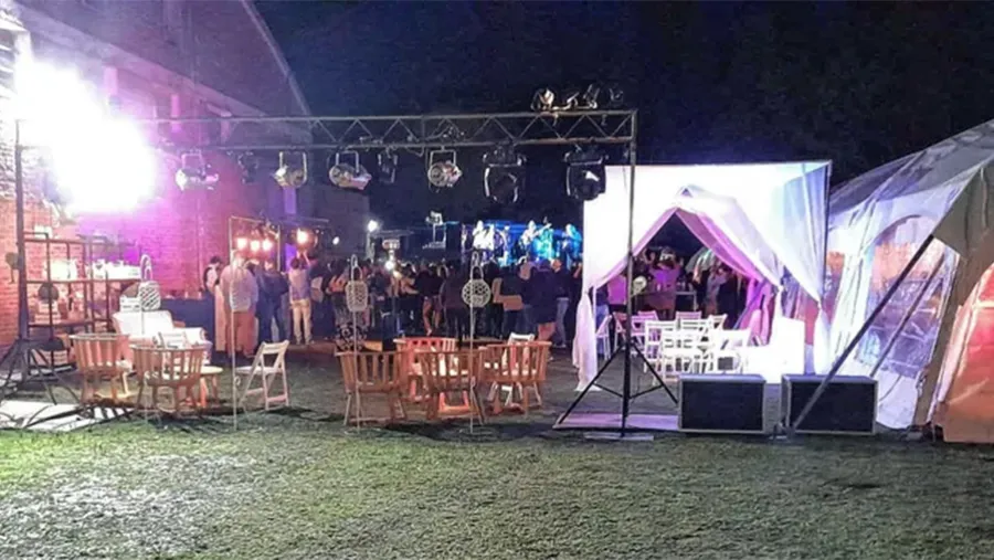 La fiesta ilegal estaba armada con parrilla de luces, gazebos, carpas y show musical que animaba el encuentro que había convocado por lo menos a 150 invitados. La fiesta ilegal estaba armada con parrilla de luces, gazebos, carpas y show musical que animaba el encuentro que había convocado por lo menos a 150 invitados.