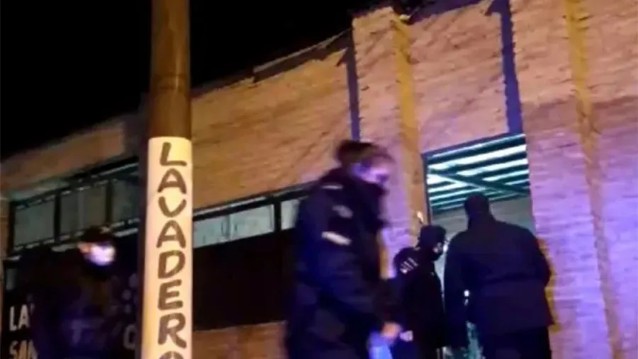 Fue en el B° Las Delicias de Santa Fe. Los vecinos denunciaron la fiesta. Policías y municipales se encontraron con 300 comensales, bailando y sin barbijos. Fue en el B° Las Delicias de Santa Fe. Los vecinos denunciaron la fiesta. Policías y municipales se encontraron con 300 comensales, bailando y sin barbijos.