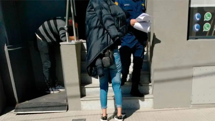 La fiesta había comenzado en horas de la noche del sábado y culminó con la intervención de la Policía y de personal de Habilitaciones de la Municipalidad de Paraná. La fiesta había comenzado en horas de la noche del sábado y culminó con la intervención de la Policía y de personal de Habilitaciones de la Municipalidad de Paraná.