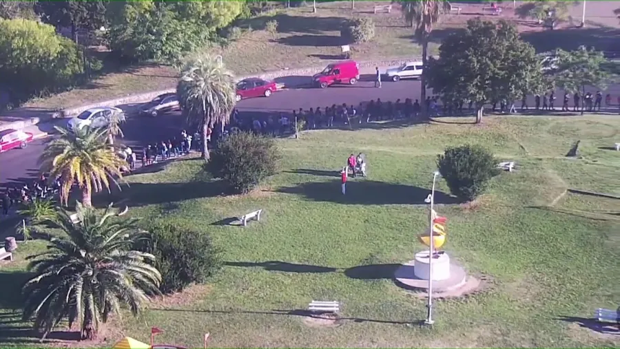 Larga fila de beneficiarios Larga fila de beneficiarios