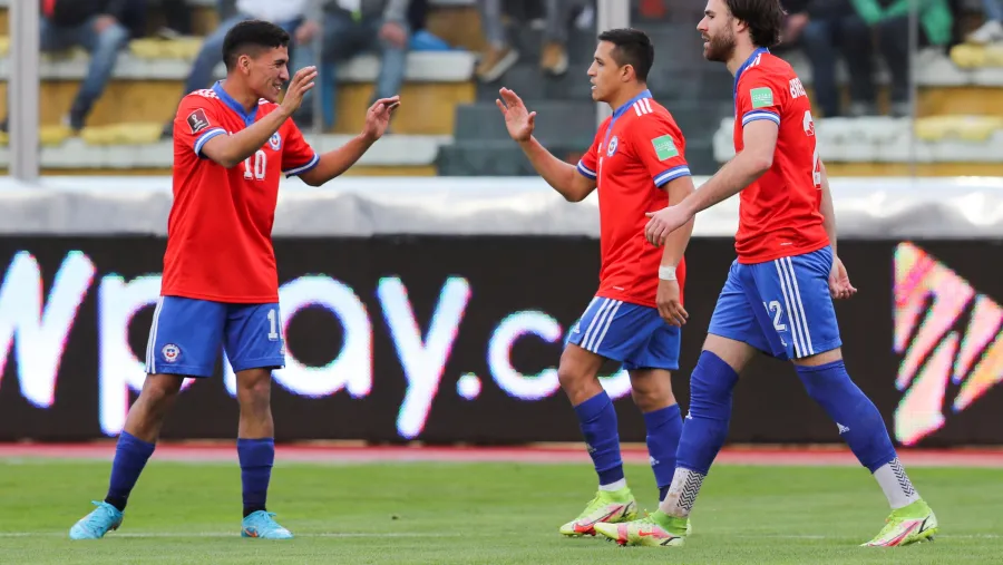 Chile venció a Bolivia en la altura de La Paz y alimentó su ilusión de jugar el Mundial Chile venció a Bolivia en la altura de La Paz y alimentó su ilusión de jugar el Mundial