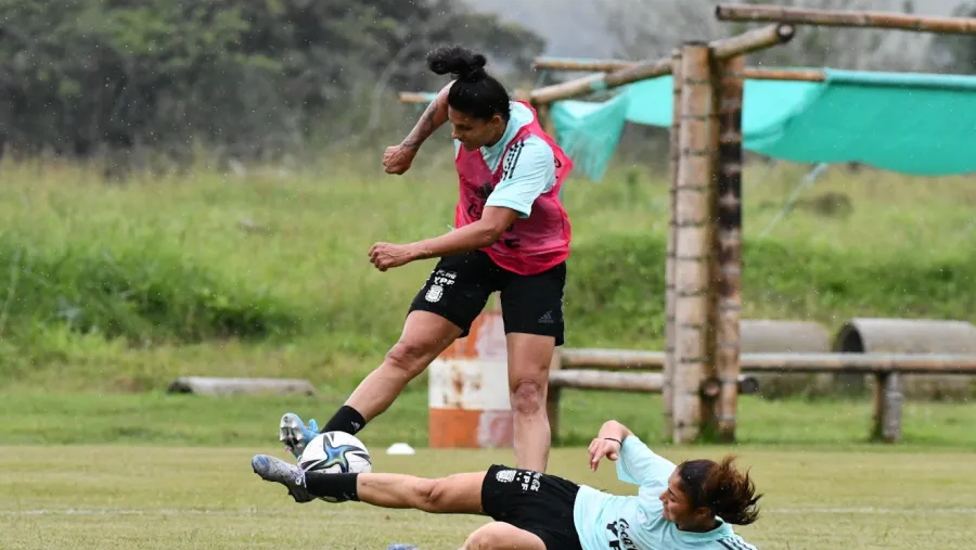 Fútbol: las entrerrianas Jaimes y Holzheier ya entrenan en Cali con la selección argentina Fútbol: las entrerrianas Jaimes y Holzheier ya entrenan en Cali con la selección argentina