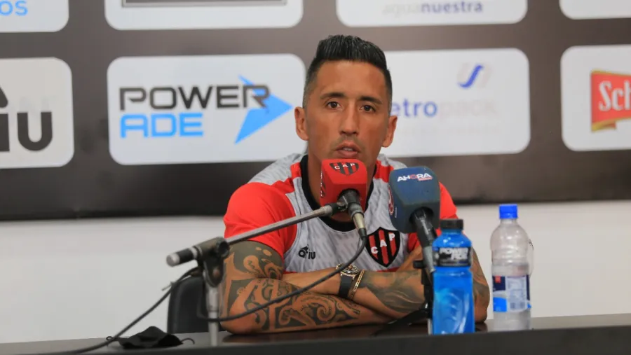 Lucas Barrios palpitó su debut con Patronato: “Yo no prometo goles, prometo sacrificio” Lucas Barrios palpitó su debut con Patronato: “Yo no prometo goles, prometo sacrificio”