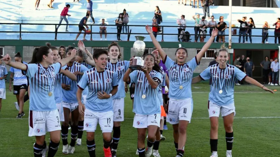 Fútbol: la entrerriana Mariana Gaitán dio la vuelta olímpica con UAI Urquiza Fútbol: la entrerriana Mariana Gaitán dio la vuelta olímpica con UAI Urquiza