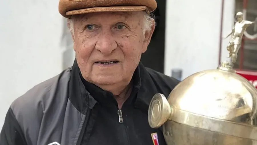 Murió el “Bocha” Flores, uno de los “Héroes de Old Trafford” de Estudiantes de La Plata Murió el “Bocha” Flores, uno de los “Héroes de Old Trafford” de Estudiantes de La Plata