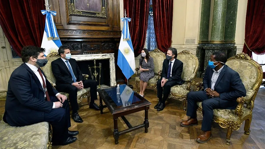 La delegación del FMI, encabezada por la directora adjunta del Departamento del Hemisferio Occidental, Julie Kozack, y el jefe de la misión para Argentina, Luis Cubeddu, arribó al país el lunes pasado y permanecerá al menos una semana más. La delegación del FMI, encabezada por la directora adjunta del Departamento del Hemisferio Occidental, Julie Kozack, y el jefe de la misión para Argentina, Luis Cubeddu, arribó al país el lunes pasado y permanecerá al menos una semana más.
