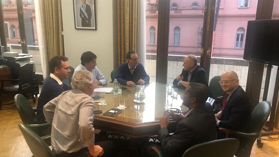 La volatilidad de los mercados y las tensas señales políticas generaron dudas en el FMI sobre cómo continuar con el programa que mantiene con el país y sobre el desembolso de 5.400 millones de dólares que aún resta. La volatilidad de los mercados y las tensas señales políticas generaron dudas en el FMI sobre cómo continuar con el programa que mantiene con el país y sobre el desembolso de 5.400 millones de dólares que aún resta.
