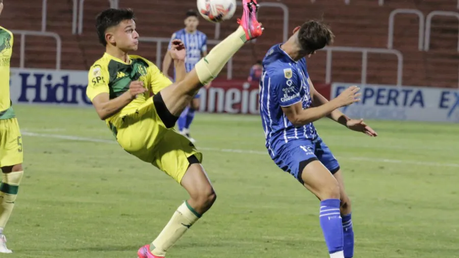 Aldosivi pisó fuerte en Mendoza y le ganó a Godoy Cruz un partido clave por el promedio Aldosivi pisó fuerte en Mendoza y le ganó a Godoy Cruz un partido clave por el promedio