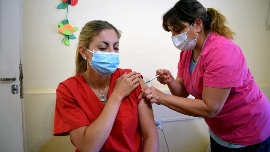 Comenzó la aplicación de dosis de refuerzo contra el Covid a personal de salud Comenzó la aplicación de dosis de refuerzo contra el Covid a personal de salud