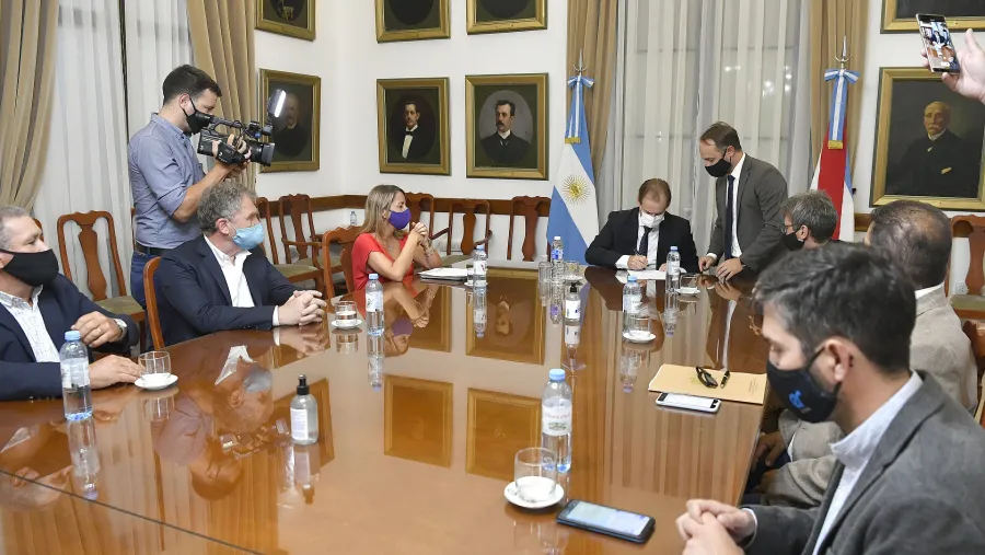Firmaron contratos de obra para terminar jardines y refaccionar escuelas Firmaron contratos de obra para terminar jardines y refaccionar escuelas