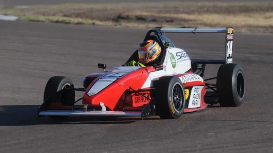 Isidoro Vezzaro Isidoro Vezzaro probó de cara a la Fórmula Renault en el autódromo de Paraná