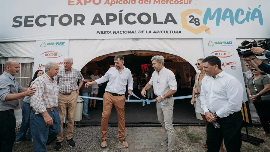El gobernador Rogelio Frigerio participó de la inauguración en Maciá de la 28ª Fiesta Nacional de la Apicultura y Expo Apícola del Mercosur. Destacó a la actividad como un potencial para el crecimiento productivo de la Provincia. El gobernador Rogelio Frigerio participó de la inauguración en Maciá de la 28ª Fiesta Nacional de la Apicultura y Expo Apícola del Mercosur. Destacó a la actividad como un potencial para el crecimiento productivo de la Provincia.