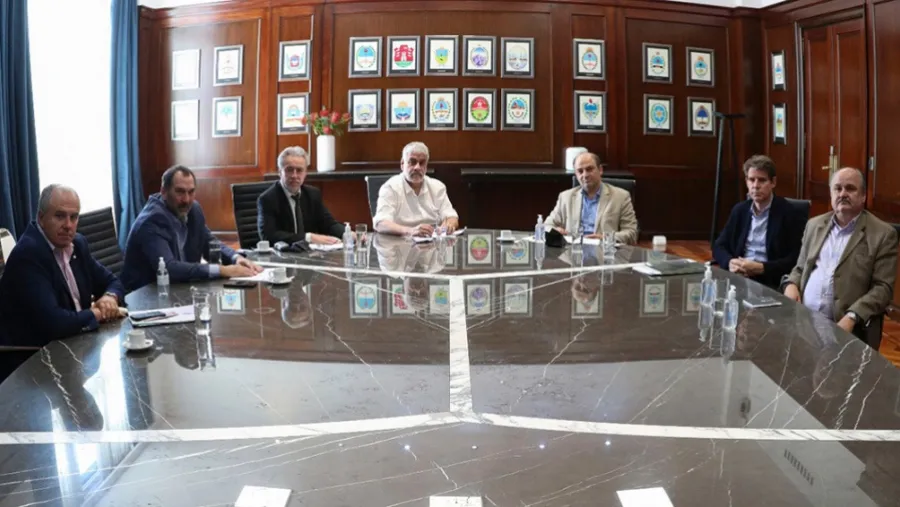 Gobierno y frigoríficos exportadores acuerdan bajar el precio de cinco cortes de carnes para Navidad y Año Nuevo. Gobierno y frigoríficos exportadores acuerdan bajar el precio de cinco cortes de carnes para Navidad y Año Nuevo.