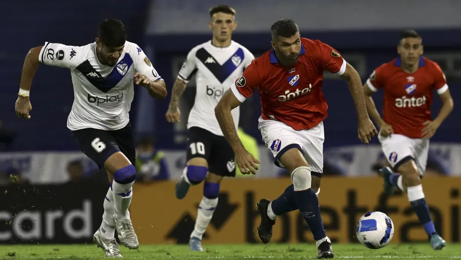 En Liniers, Vélez cayó con Nacional y quedó en soledad en el fondo del Grupo C En Liniers, Vélez cayó con Nacional y quedó en soledad en el fondo del Grupo C