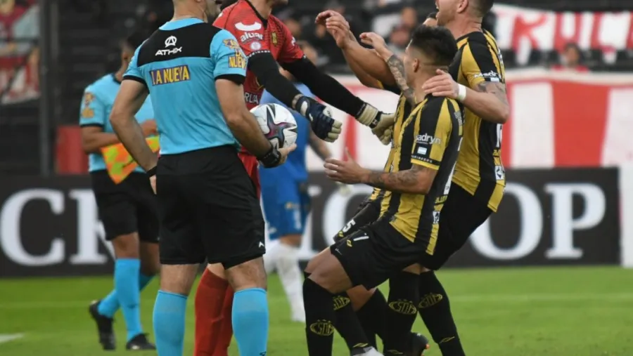 Deportivo Madryn eliminó a Huracán por penales y lo sacó de la Copa Argentina Deportivo Madryn eliminó a Huracán por penales y lo sacó de la Copa Argentina