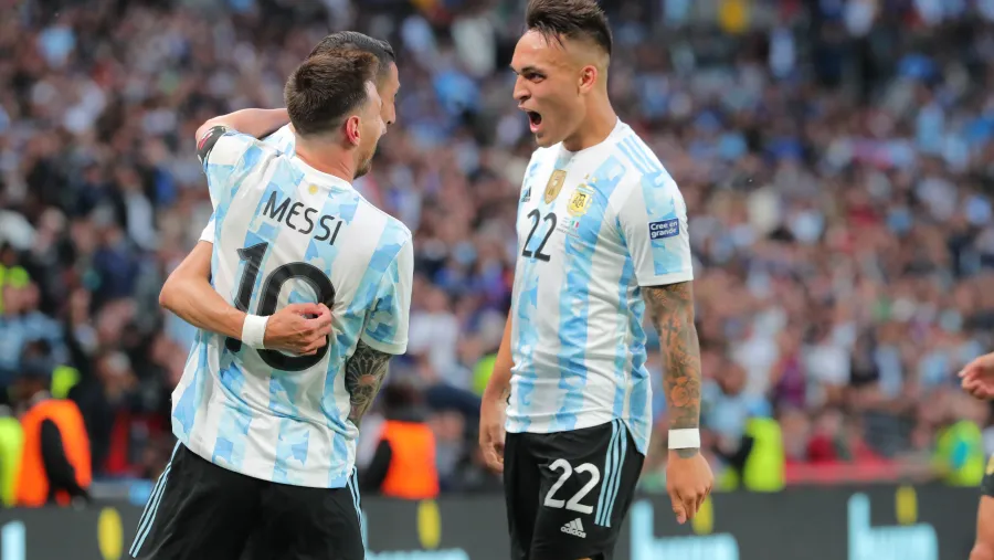Fútbol: Argentina venció a Italia por demolición y levantó la copa en la Finalíssima Fútbol: Argentina venció a Italia por demolición y levantó la copa en la Finalíssima