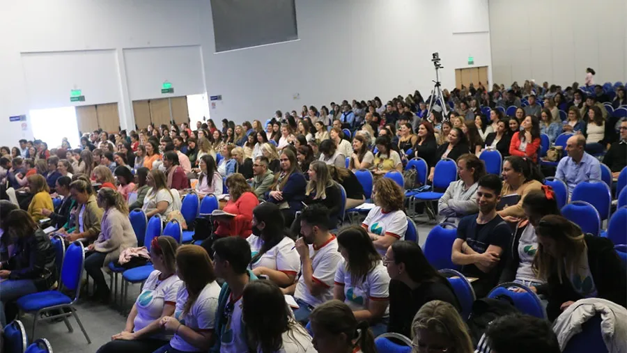 Los talleres educativos promovidos por la Fundación Banco de Entre Ríos que realizó la experta Laura Lewin reunión a más de 650 directivos, docentes y estudiantes de profesorados de toda provincia. Los talleres educativos promovidos por la Fundación Banco de Entre Ríos que realizó la experta Laura Lewin reunión a más de 650 directivos, docentes y estudiantes de profesorados de toda provincia.