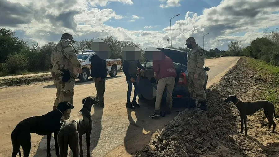 La Policía Rural realizó dos operativos en Costa Uruguay Sur y en Camino a Ñandubaysal (Gualeguaychú), donde identifican a diez personas que realizaban caza ilegal. La Policía Rural realizó dos operativos en Costa Uruguay Sur y en Camino a Ñandubaysal (Gualeguaychú), donde identifican a diez personas que realizaban caza ilegal.