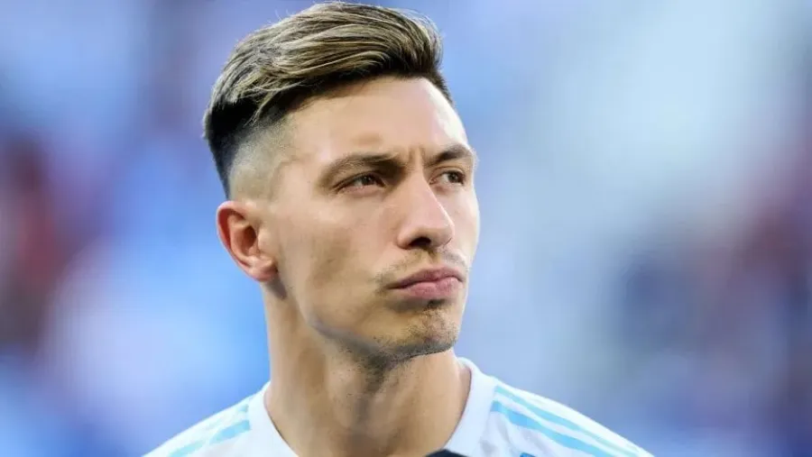 Manchester United planea hacer una oferta formal por el entrerriano Lisandro Martínez Manchester United planea hacer una oferta formal por el entrerriano Lisandro Martínez