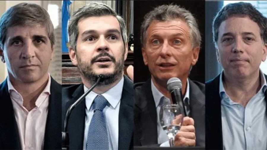Luis Caputo (ex presidente del BCRA), Marcos Peña (exjefe de Gabinete), Mauricio Macri (expresidente) y Nicolás Dujovne (exministro de Hacienda), Luis Caputo (ex presidente del BCRA), Marcos Peña (exjefe de Gabinete), Mauricio Macri (expresidente) y Nicolás Dujovne (exministro de Hacienda),