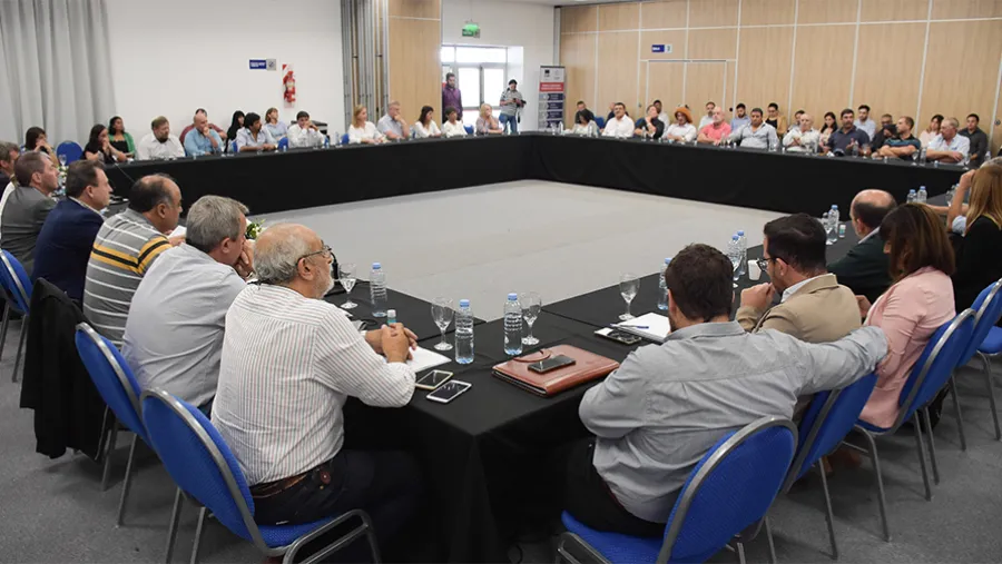 Los intendentes plantearon la necesidad de conformar un espacio de trabajo para atender problemáticas similares y gestionar de manera organizada. Los intendentes plantearon la necesidad de conformar un espacio de trabajo para atender problemáticas similares y gestionar de manera organizada.