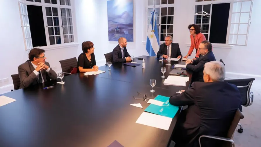 Alberto Fernández junto al equipo económico en el anuncio de medidas en extraordinarias en “una situación extraordinaria”. Alberto Fernández junto al equipo económico en el anuncio de medidas en extraordinarias en “una situación extraordinaria”.