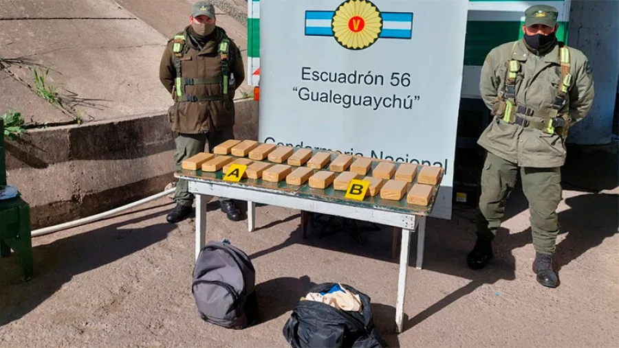 Incautaron casi 17 kilos de marihuana en un colectivo que circulaba por ruta 14 Incautaron casi 17 kilos de marihuana en un colectivo que circulaba por ruta 14