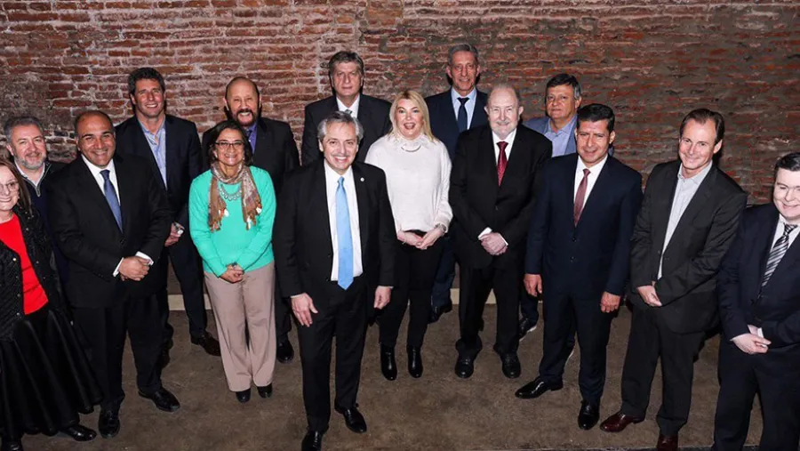 Alberto Fernández junto a una docena de gobernadores.
