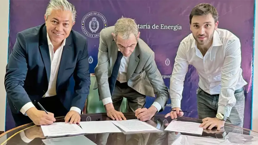 Los gobernadores de Neuquén Rolando Figueroa y de Chubut, Ignacio Agustín “Nacho” Torres, con el secretario de Energía Eduardo Rodríguez Chirillo. Los gobernadores de Neuquén Rolando Figueroa y de Chubut, Ignacio Agustín “Nacho” Torres, con el secretario de Energía Eduardo Rodríguez Chirillo.