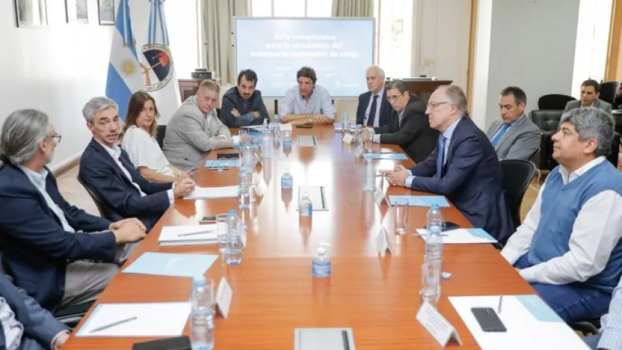 Gobierno, YPF y Camioneros firmaron acuerdo para garantizar el abastecimiento Gobierno, YPF y Camioneros firmaron acuerdo para garantizar el abastecimiento