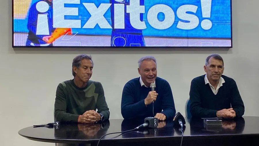 Crespo le rindió homenaje a Carlos González Crespo le rindió homenaje a Carlos González