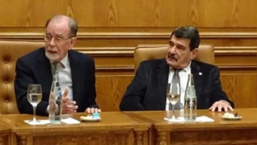 González Fraga junto a Alberto Padoán, en la Bolsa de Comercio de Rosario. González Fraga junto a Alberto Padoán, en la Bolsa de Comercio de Rosario.