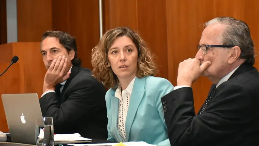 Imagen de archivo de Cecilia Goyeneche en el Jury de Enjuiciamiento, junto a sus dos abogados defensores. Imagen de archivo de Cecilia Goyeneche en el Jury de Enjuiciamiento, junto a sus dos abogados defensores.
