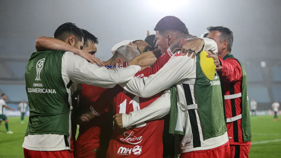 Huracán reaccionó para ganar en Montevideo ante Racing y sigue líder del Grupo C Huracán reaccionó para ganar en Montevideo ante Racing y sigue líder del Grupo C