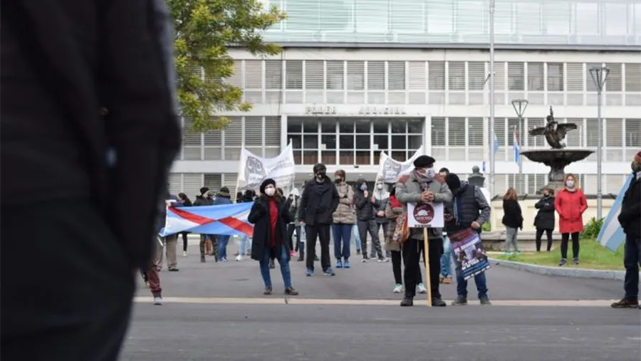 Los gremios docentes recurrirán a la Justicia para solicitar una medida cautelar innovativa ante la Ley de Emergencia Solidaria que impulsó la gestión de Gustavo Bordet. Los gremios docentes recurrirán a la Justicia para solicitar una medida cautelar innovativa ante la Ley de Emergencia Solidaria que impulsó la gestión de Gustavo Bordet.