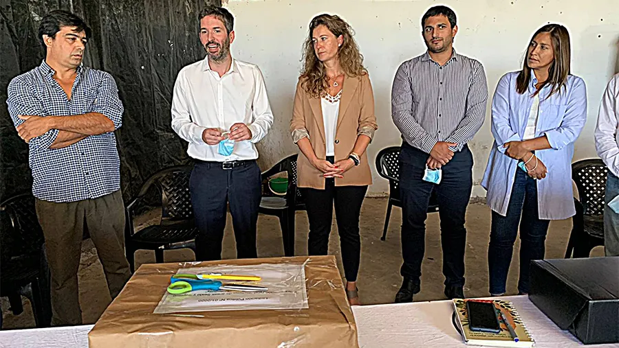 Autoridades gualeyas y provinciales en la apertura de sobres de la licitación del tendido eléctrico en la zona rural del Departamento Gualeguay. Autoridades gualeyas y provinciales en la apertura de sobres de la licitación del tendido eléctrico en la zona rural del Departamento Gualeguay.