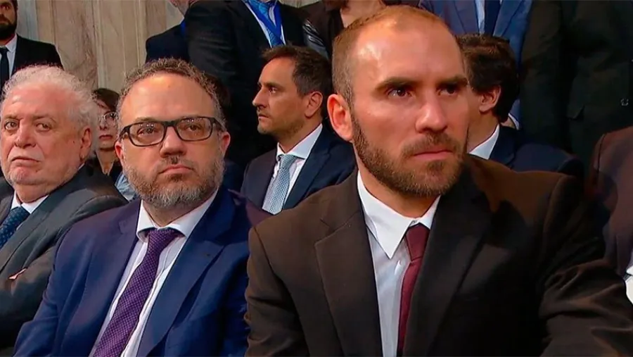 El ministro de Salud, Gines González García; el titular de la cartera de Producción, Matías Kulfas y en primer plano el ministro de Economía, Martín Guzmán. El ministro de Salud, Gines González García; el titular de la cartera de Producción, Matías Kulfas y en primer plano el ministro de Economía, Martín Guzmán.