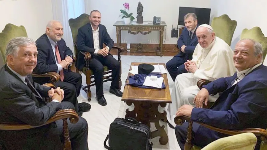 Martín Guzmán con el Nobel Joseph Stiglitz y el Papa Francisco Martín Guzmán con el Nobel Joseph Stiglitz y el Papa Francisco