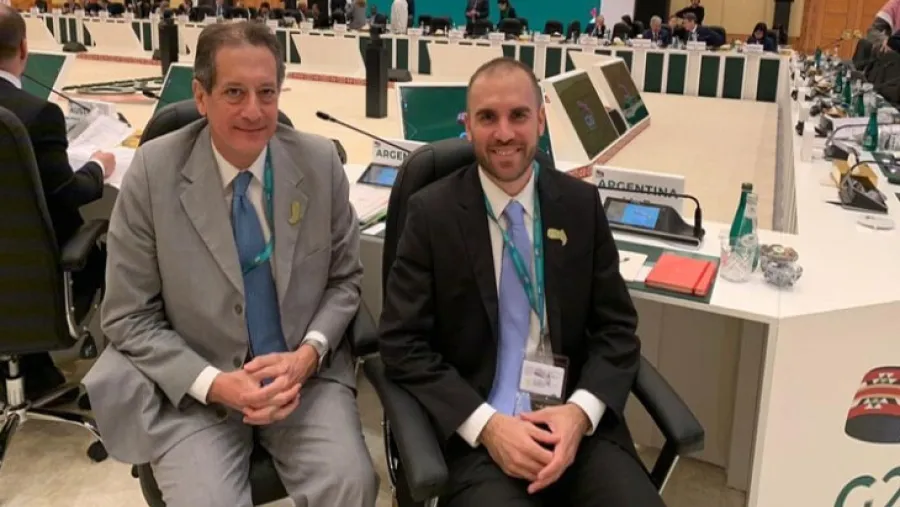 Guzmán, junto al presidente del Banco Central, Miguel Pesce, Guzmán, junto al presidente del Banco Central, Miguel Pesce,