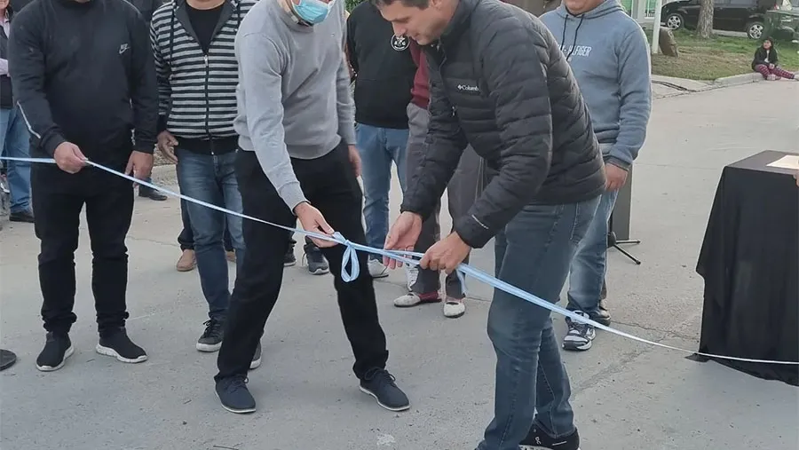 Las autoridades al inaugurar dos obras en Hasenkamp: una de carácter vial y otra de saneamiento. Las autoridades al inaugurar dos obras en Hasenkamp: una de carácter vial y otra de saneamiento.