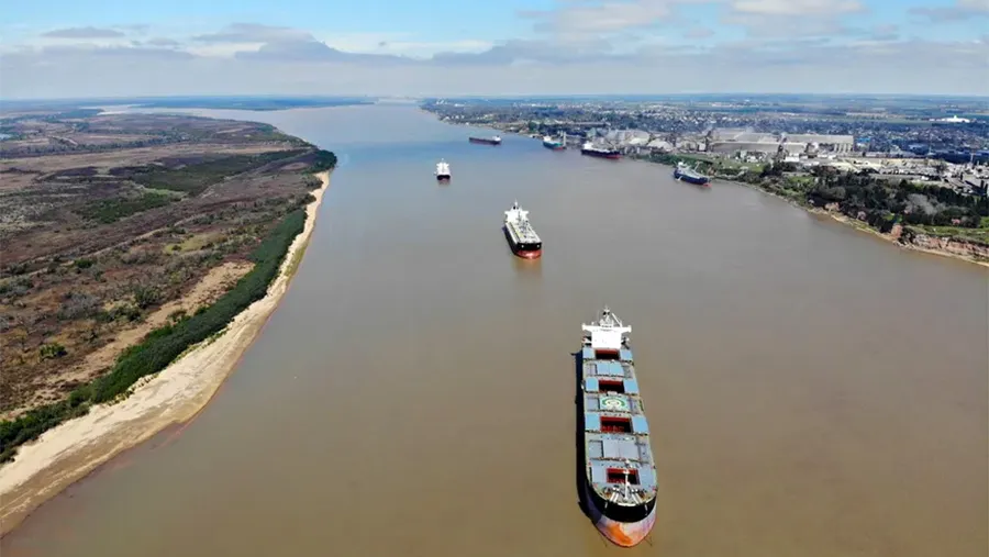 Por la Hidrovía pasa el 80 por ciento del volumen de exportación de la Argentina. Por la Hidrovía pasa el 80 por ciento del volumen de exportación de la Argentina.