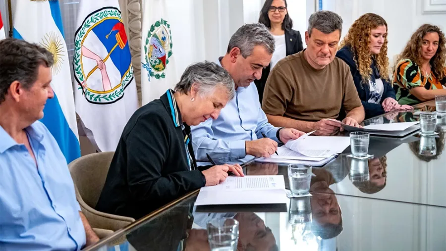 La secretaria de Ambiente de Entre Ríos, Rosa Hojman, al momento de firmar el convenio con la Municipalidad de Rosario para crear el Área Natural Protegida “Los Tres Cerros”. La secretaria de Ambiente de Entre Ríos, Rosa Hojman, al momento de firmar el convenio con la Municipalidad de Rosario para crear el Área Natural Protegida “Los Tres Cerros”.
