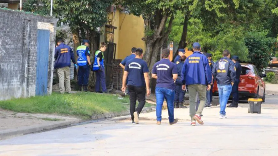 La policía trabaja en el lugar para registrar indicios del posible autor del homicidio (Foto Diario Uno de Paraná). La policía trabaja en el lugar para registrar indicios del posible autor del homicidio (Foto Diario Uno de Paraná).