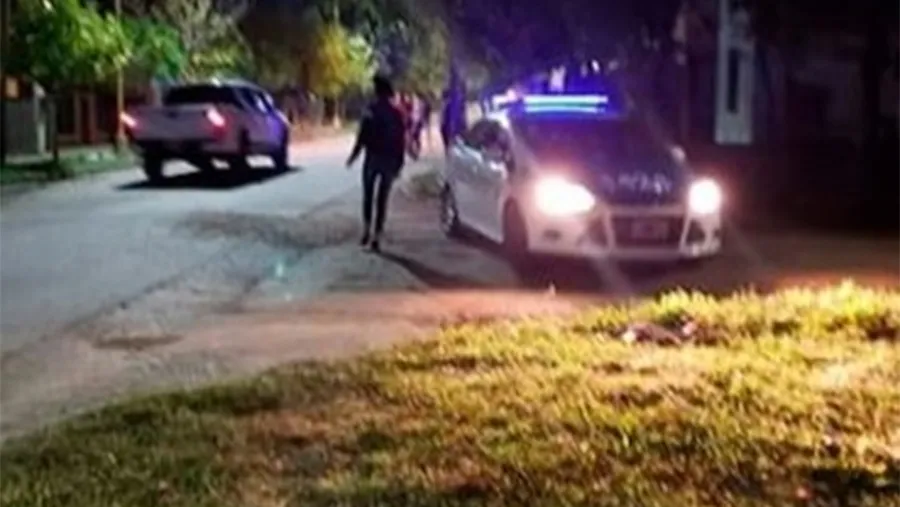 El hecho, trágico, ocurrió la madrugada del 19 de septiembre último, en el barrio Cafesg, de Federación. Una riña callejera tuvo como saldo la muerte de una persona de 19 años. El hecho, trágico, ocurrió la madrugada del 19 de septiembre último, en el barrio Cafesg, de Federación. Una riña callejera tuvo como saldo la muerte de una persona de 19 años.