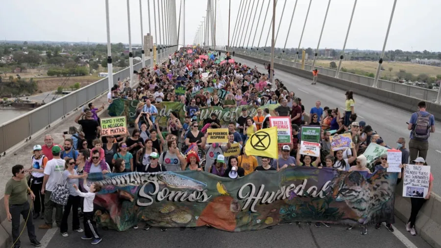 Organizaciones socioambientales y vecinos autoconvocados cortaron el tránsito en el puente Victoria-Rosario en reclamo de la Ley de Humedales y contra el ecocidio de los incendios en la zona del Delta. Organizaciones socioambientales y vecinos autoconvocados cortaron el tránsito en el puente Victoria-Rosario en reclamo de la Ley de Humedales y contra el ecocidio de los incendios en la zona del Delta.