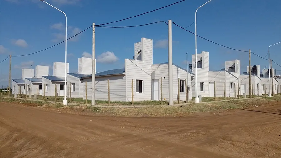 Un total de 130 viviendas se están construyendo en diez localidades entrerrianas en el marco del programa Primero tu Casa. Un total de 130 viviendas se están construyendo en diez localidades entrerrianas en el marco del programa Primero tu Casa.