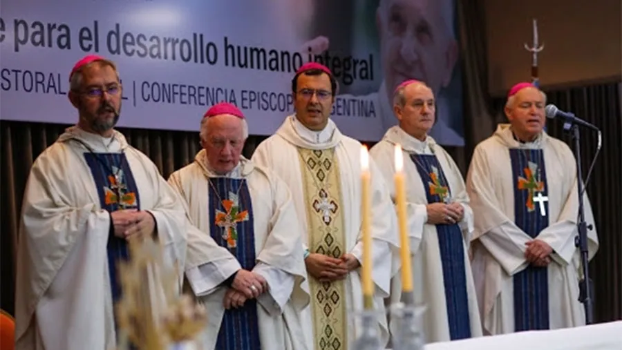 El documento de la “Semana Social virtual 2020” de la Comisión de Pastoral Social del Episcopado Argentino, sugirió “poner el centro de la atención en las personas, en la dignidad del trabajo, en el diálogo, para una economía de la producción y el consumo antes que de la especulación”. El documento de la “Semana Social virtual 2020” de la Comisión de Pastoral Social del Episcopado Argentino, sugirió “poner el centro de la atención en las personas, en la dignidad del trabajo, en el diálogo, para una economía de la producción y el consumo antes que de la especulación”.