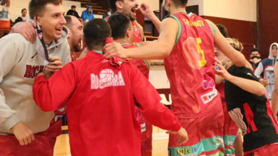 Rocamora sorprendió al líder Deportivo Viedma y sigue con chances de playoffs Rocamora sorprendió al líder Deportivo Viedma y sigue con chances de playoffs